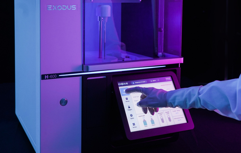 Interface touchscreen do EXODUS H-600 exibindo progresso do isolamento automático de exossomos em tempo real (Step 2) — nanofiltração por dupla membrana com NPO e oscilações harmônicas.