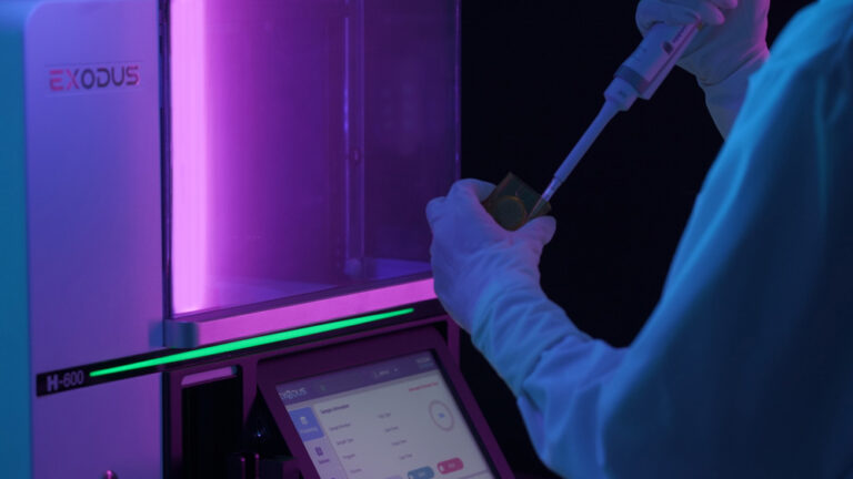 Operador coletando exossomos isolados pelo EXODUS H-600 (Step 3) — volume de recuperação entre 100 µL e 1.000 µL, com pureza ~99% e taxa de recuperação ~90%.