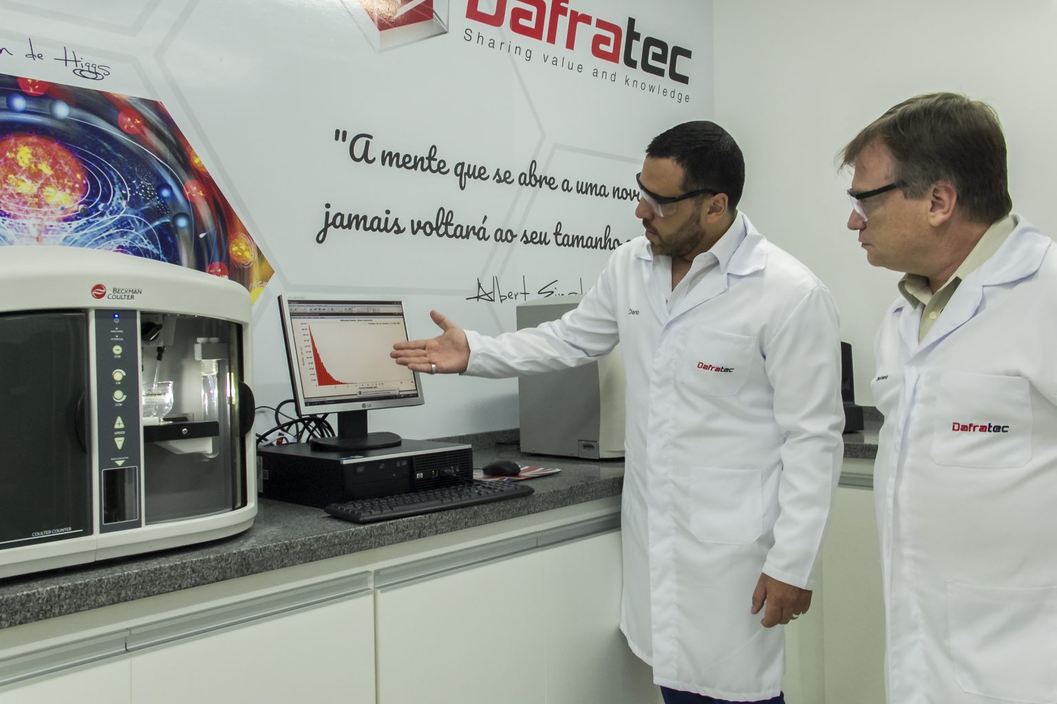 Especialista realizando treinamento operacional e suporte técnico para usuários de equipamentos científicos em ambiente de laboratório.